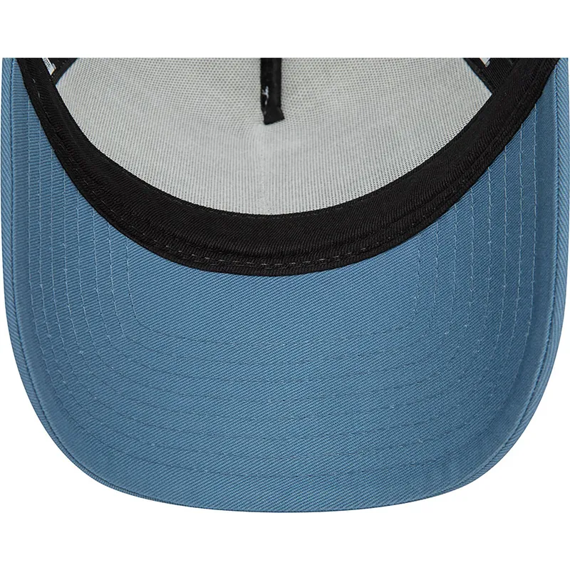 hvid-og-bla-trucker-kasket-a-frame-character-fra-rick-og-morty-fra-new-era