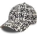 justerbar-9forty-beige-og-sort-buet-kasket-med-monogram-af-new-york-yankees-mlb-fra-new-era