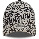 justerbar-9forty-beige-og-sort-buet-kasket-med-monogram-af-new-york-yankees-mlb-fra-new-era