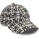 buet-beige-og-sort-justerbar-9forty-monogram-kasket-fra-new-york-yankees-mlb-fra-new-era