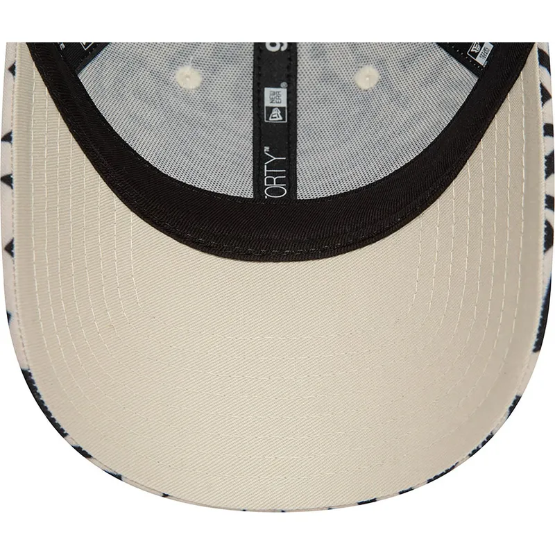 justerbar-9forty-beige-og-sort-buet-kasket-med-monogram-af-new-york-yankees-mlb-fra-new-era