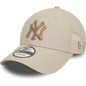 beige-trucker-kasket-med-beige-logo-9forty-home-field-fra-new-york-yankees-mlb-fra-new-era