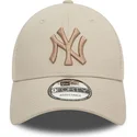 beige-trucker-kasket-med-beige-logo-9forty-home-field-fra-new-york-yankees-mlb-fra-new-era
