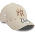 beige-trucker-kasket-med-beige-logo-9forty-home-field-fra-new-york-yankees-mlb-fra-new-era