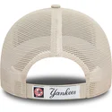 beige-trucker-kasket-med-beige-logo-9forty-home-field-fra-new-york-yankees-mlb-fra-new-era