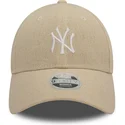 beige-justerbar-kvindekasket-med-buet-skygge-9forty-linen-new-york-yankees-mlb-fra-new-era