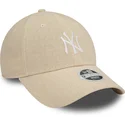 buet-beige-justerbar-kasket-til-kvinder-9forty-linen-fra-new-york-yankees-mlb-fra-new-era
