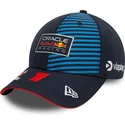morkebla-snapback-kasket-med-buet-skygge-max-verstappen-9forty-fra-red-bull-racing-formel-1-fra-new-era