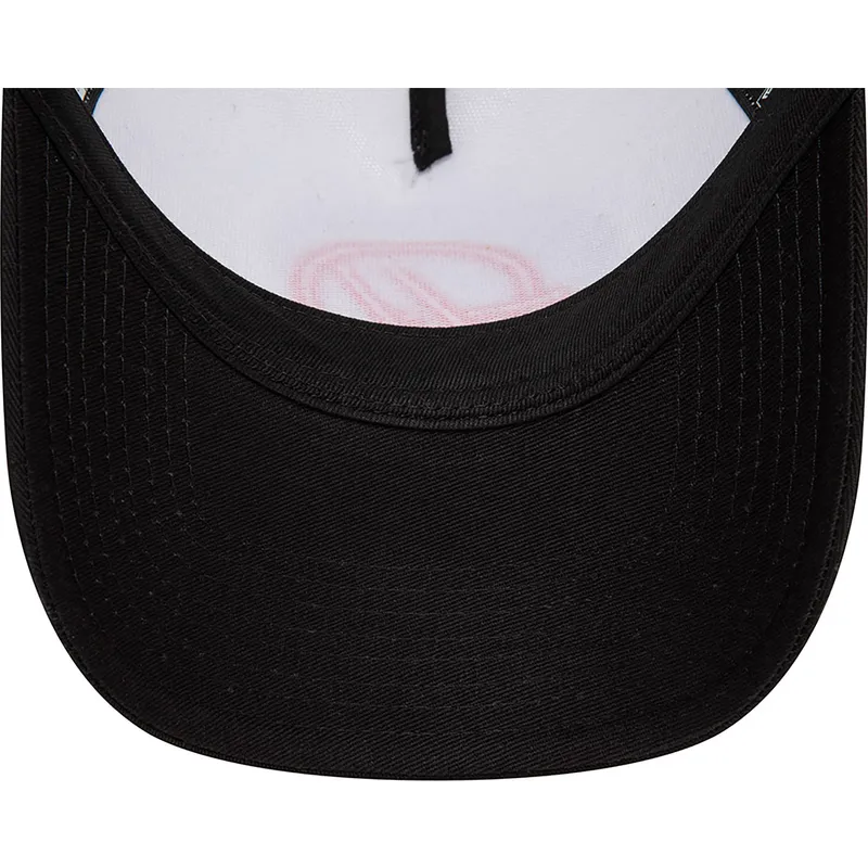 hvid-og-sort-e-frame-trucker-kasket-fra-haas-f1-team-formula-1-af-new-era