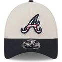 buet-beige-og-marinebla-snapback-kasket-9forty-stretch-snap-4th-of-july-fra-atlanta-braves-mlb-fra-new-era