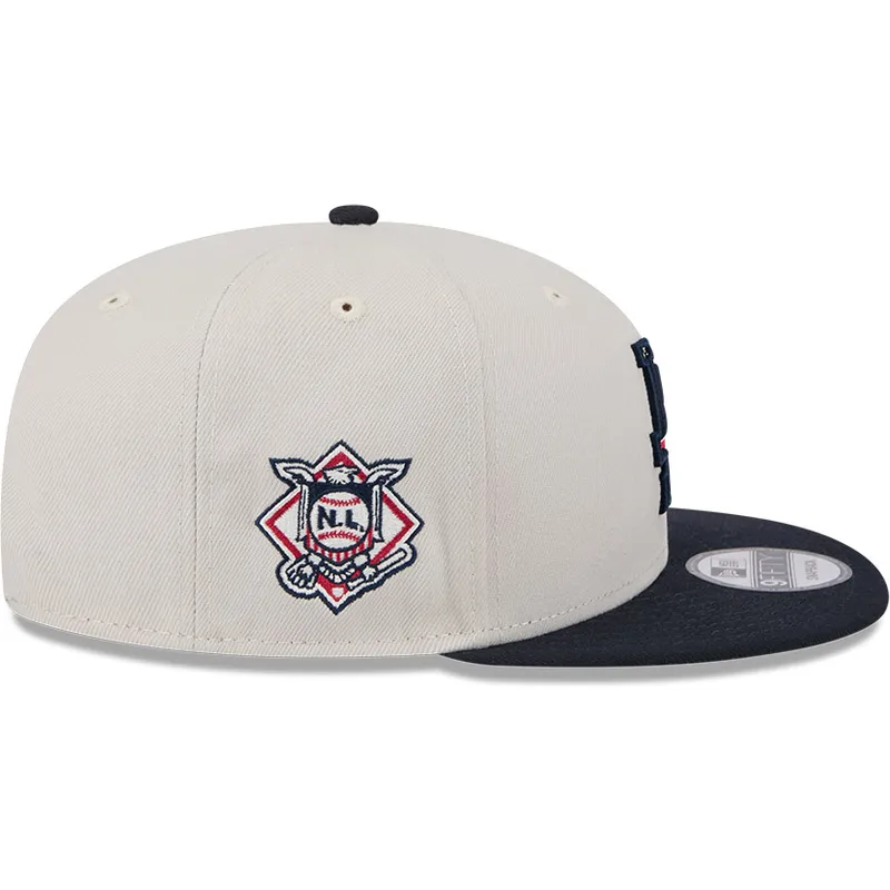 beige-og-marinebla-flad-kasket-snapback-9fifty-4th-of-july-fra-los-angeles-dodgers-mlb-fra-new-era