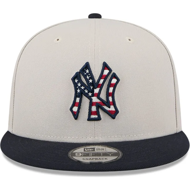 flad-beige-og-marinebla-snapback-kasket-9fifty-4th-of-july-fra-new-york-yankees-mlb-fra-new-era
