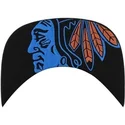 sort-fladskygget-kasket-med-blat-logo-snapback-med-chicago-blackhawks-nhl-bogstavslogo-fra-47-brand