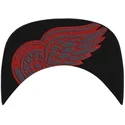 sort-fladskygget-snapback-kasket-med-detroit-red-wings-nhl-logo-fra-47-brand