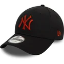 sort-justerbar-buet-kasket-med-rodt-logo-9forty-league-essential-fra-new-york-yankees-mlb-fra-new-era