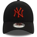sort-justerbar-kasket-med-buet-skygge-og-rodt-logo-9forty-league-essential-fra-new-york-yankees-mlb-fra-new-era