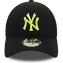 sort-justerbar-curved-kasket-med-gront-logo-9forty-league-essential-fra-new-york-yankees-mlb-fra-new-era