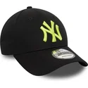 sort-justerbar-curved-kasket-med-gront-logo-9forty-league-essential-fra-new-york-yankees-mlb-fra-new-era
