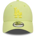 lysegron-justerbar-kurvet-kasket-med-gront-logo-9forty-league-essential-fra-los-angeles-dodgers-mlb-fra-new-era