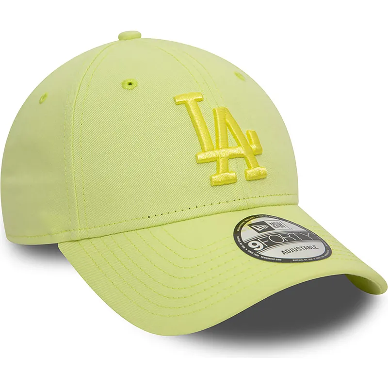 lysegron-justerbar-kurvet-kasket-med-gront-logo-9forty-league-essential-fra-los-angeles-dodgers-mlb-fra-new-era