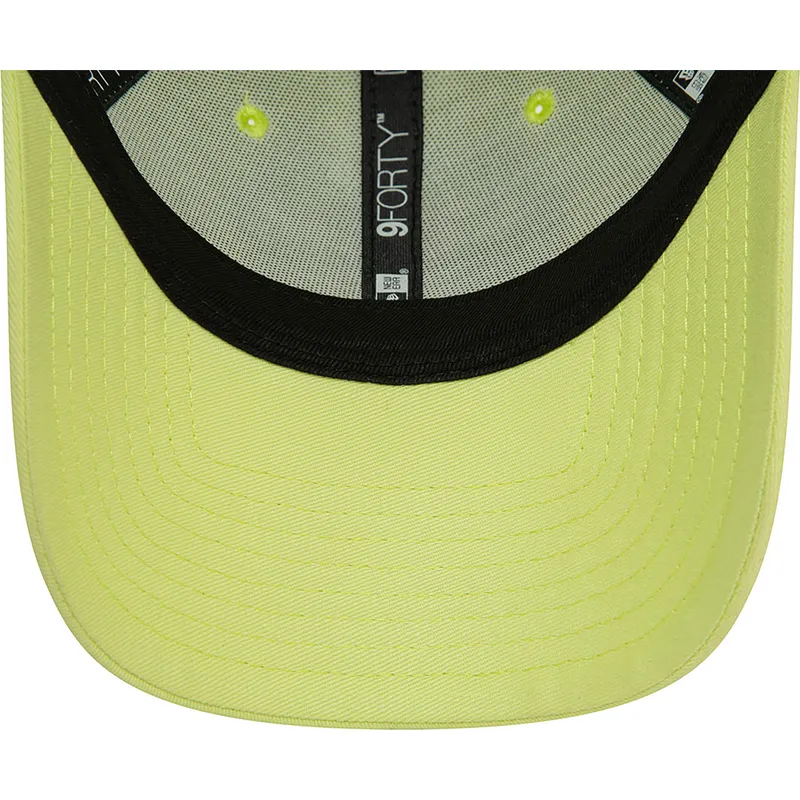 lysegron-justerbar-kurvet-kasket-med-gront-logo-9forty-league-essential-fra-los-angeles-dodgers-mlb-fra-new-era