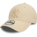 buet-beige-justerbar-kasket-med-beige-logo-9twenty-league-essential-fra-new-york-yankees-mlb-fra-new-era