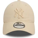 buet-beige-justerbar-kasket-med-beige-logo-9twenty-league-essential-fra-new-york-yankees-mlb-fra-new-era