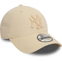 beige-justerbar-buet-kasket-med-beige-logo-9twenty-league-essential-fra-new-york-yankees-mlb-fra-new-era