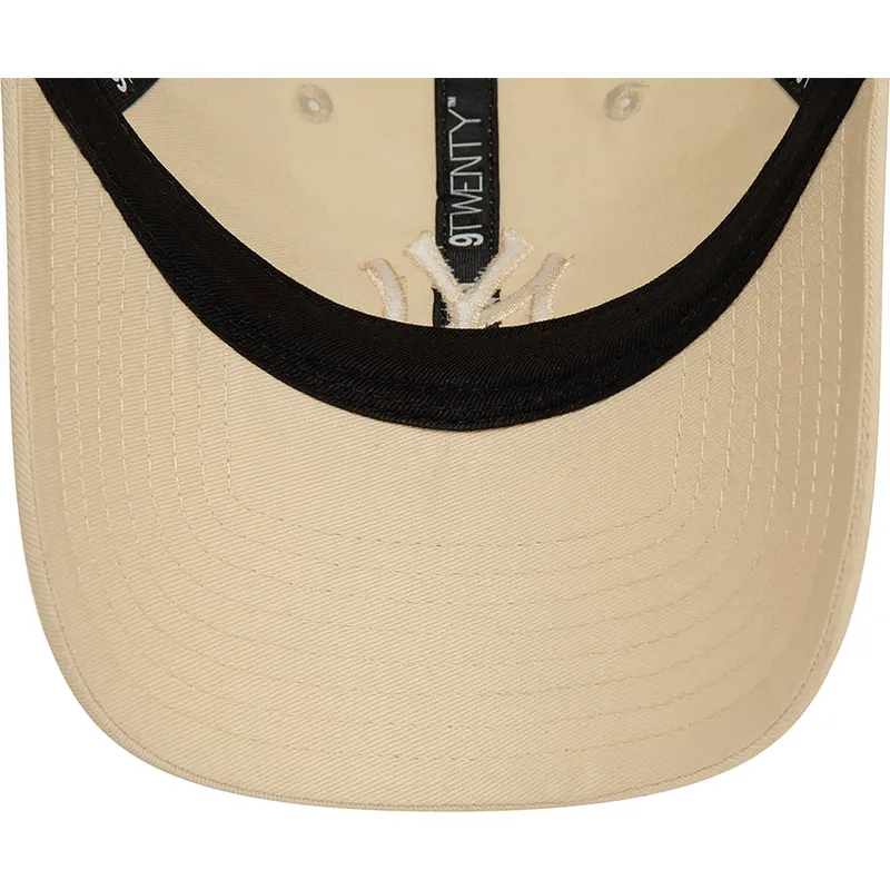 buet-beige-justerbar-kasket-med-beige-logo-9twenty-league-essential-fra-new-york-yankees-mlb-fra-new-era