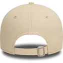 buet-beige-justerbar-kasket-med-beige-logo-9twenty-league-essential-fra-new-york-yankees-mlb-fra-new-era