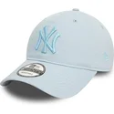 lysebla-justerbar-kurvet-kasket-med-blat-logo-9twenty-league-essential-fra-new-york-yankees-mlb-fra-new-era