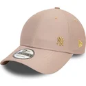 beige-justerbar-buet-kasket-med-gyldent-logo-9forty-flawless-fra-new-york-yankees-mlb-fra-new-era