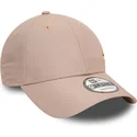 beige-justerbar-buet-kasket-med-gyldent-logo-9forty-flawless-fra-new-york-yankees-mlb-fra-new-era