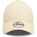 beige-justerbar-buet-kasket-med-rodt-logo-9forty-essential-fra-new-era