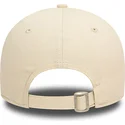 beige-justerbar-buet-kasket-med-rodt-logo-9forty-essential-fra-new-era