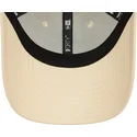 beige-justerbar-buet-kasket-med-rodt-logo-9forty-essential-fra-new-era