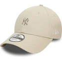 beige-justerbar-9forty-kasket-med-kurvet-skygge-og-new-york-yankees-mlb-metallic-pin-fra-new-era