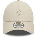 beige-justerbar-9forty-kasket-med-kurvet-skygge-og-new-york-yankees-mlb-metallic-pin-fra-new-era