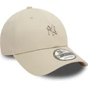 beige-justerbar-9forty-kasket-med-kurvet-skygge-og-new-york-yankees-mlb-metallic-pin-fra-new-era