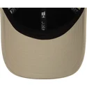 beige-justerbar-9forty-kasket-med-kurvet-skygge-og-new-york-yankees-mlb-metallic-pin-fra-new-era