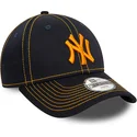 justerbar-marinebla-buet-kasket-med-orange-logo-til-dreng-9forty-stitch-fra-new-york-yankees-mlb-fra-new-era