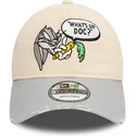 beige-og-gra-justerbar-9twenty-vasket-kasket-med-buet-skygge-af-bugs-bunny-looney-tunes-fra-new-era