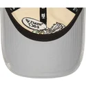 beige-og-gra-justerbar-9twenty-vasket-kasket-med-buet-skygge-af-bugs-bunny-looney-tunes-fra-new-era