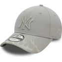 gra-justerbar-kasket-med-buet-skygge-og-grat-logo-9forty-flame-fra-new-york-yankees-mlb-fra-new-era