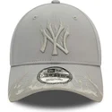 justerbar-gra-buet-kasket-med-grat-logo-9forty-flame-fra-new-york-yankees-mlb-fra-new-era