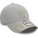 gra-justerbar-kasket-med-buet-skygge-og-grat-logo-9forty-flame-fra-new-york-yankees-mlb-fra-new-era