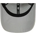 gra-justerbar-kasket-med-buet-skygge-og-grat-logo-9forty-flame-fra-new-york-yankees-mlb-fra-new-era