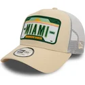 gorra-trucker-beige-og-hvid-a-frame-license-plate-fra-miami-byer-og-strande-af-new-era