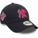 justerbar-marinebla-buet-kasket-med-lyserodt-logo-9forty-flower-icon-fra-new-york-yankees-mlb-fra-new-era