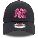 new-era-new-york-yankees-mlb-9forty-flower-icon-justerbar-marinebla-kasket-med-buet-skygge-og-pink-logo